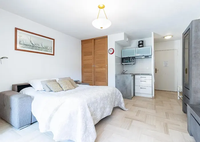 Hotel Le Californie - Rue Baron Cannes